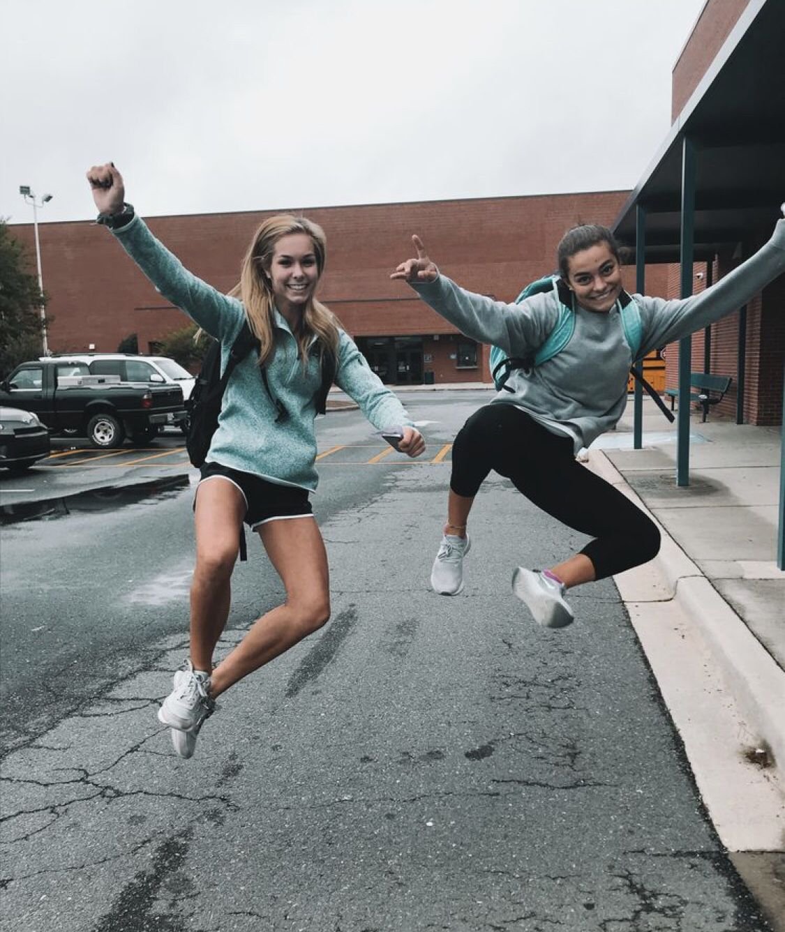 Фотосессия подруг на улице