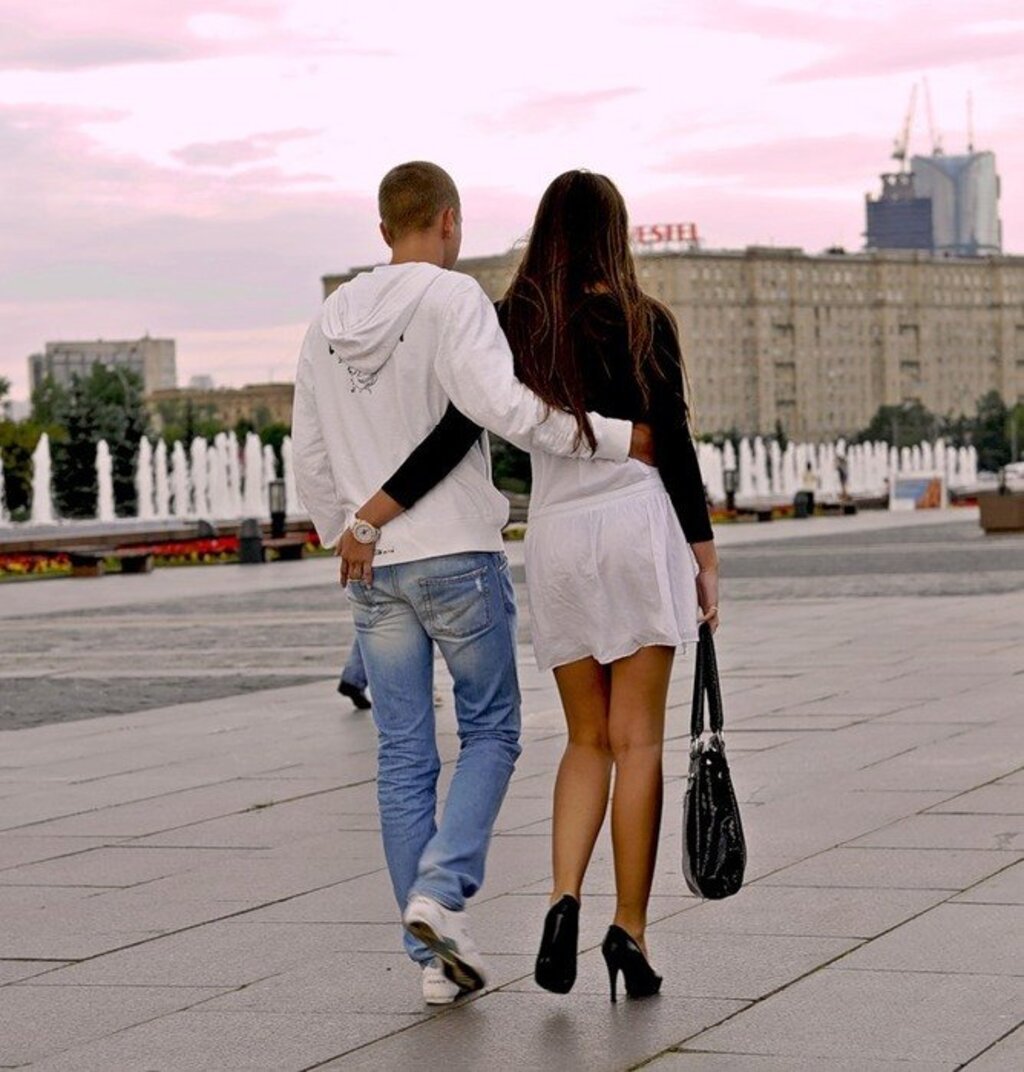 Парин сдевушкои гуляють