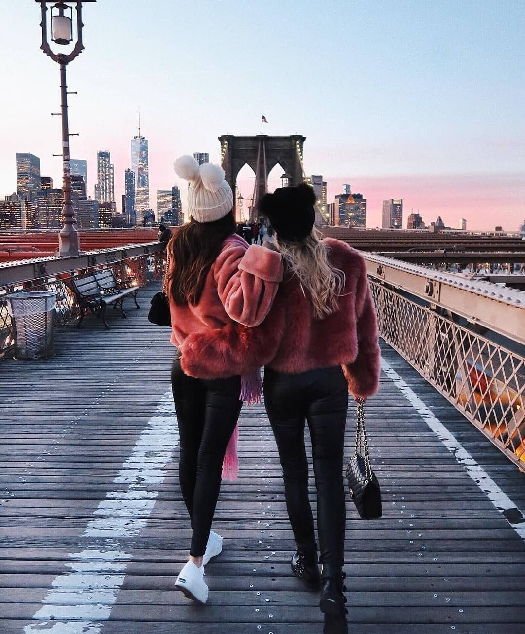 Подруги в городе