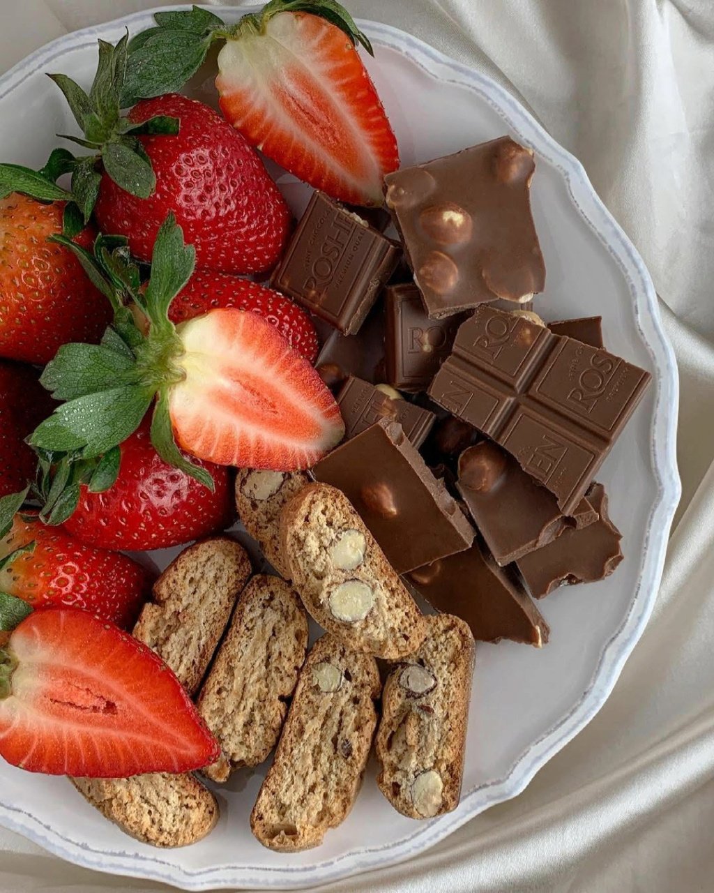 Лучший молочный шоколад и клубника