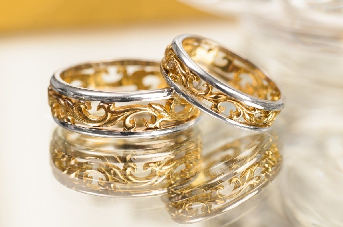 Золотое обручальное кольцо