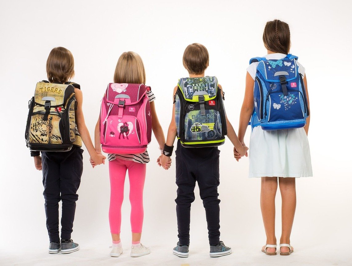 Портфель школьные на белом фоне для детей