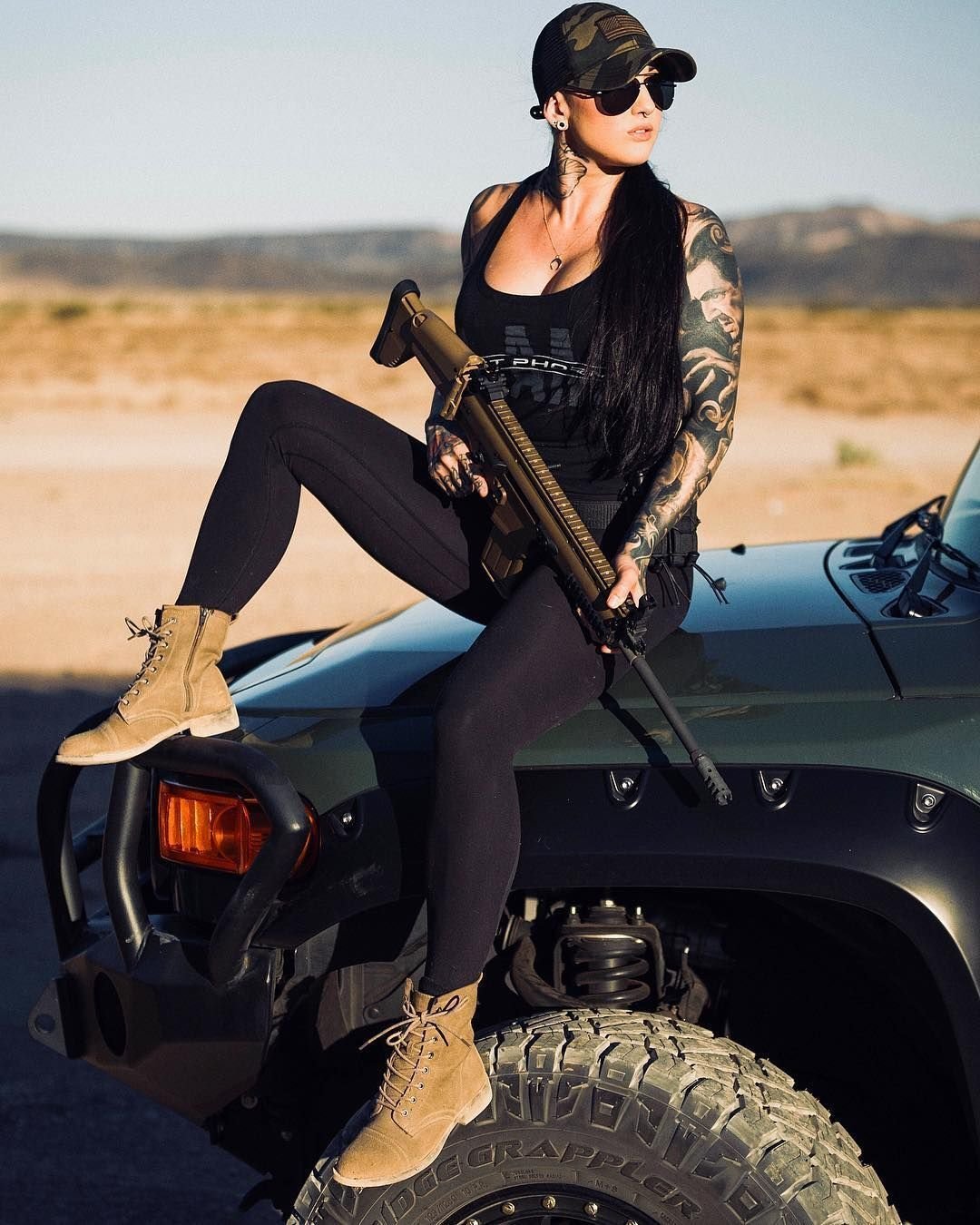 Кристи Эйн (Chrysti ane) с оружием