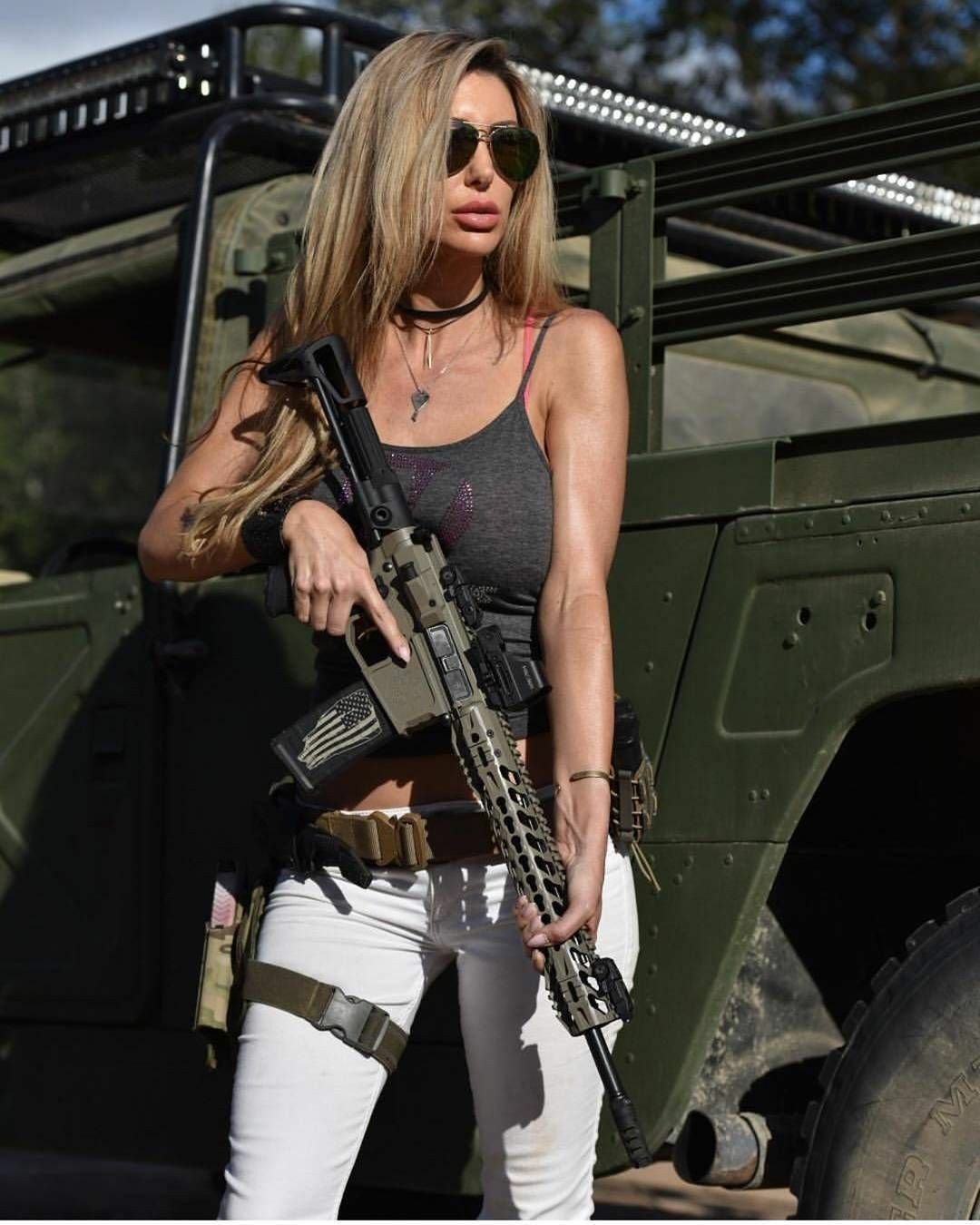 Девушка в камуфляже с автоматом