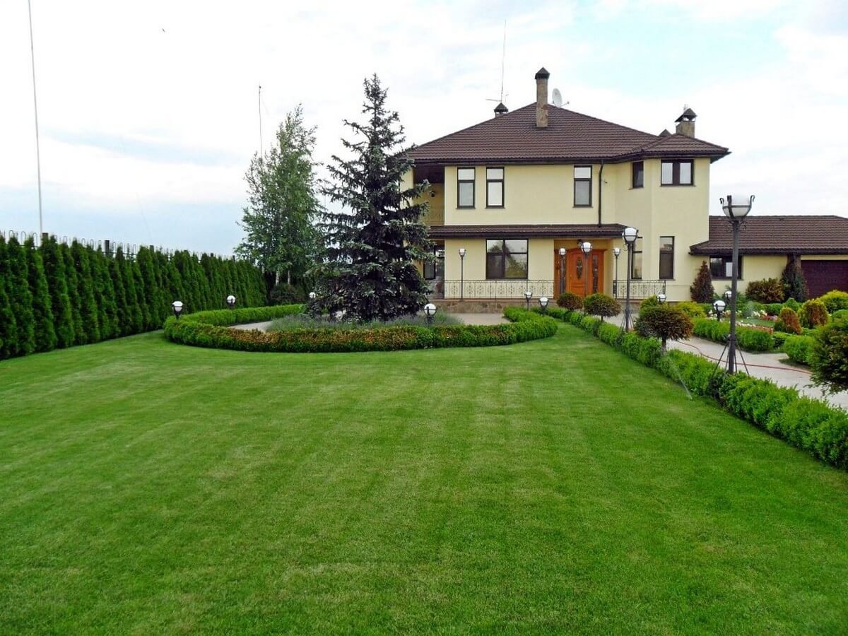 Красивый дом с газоном