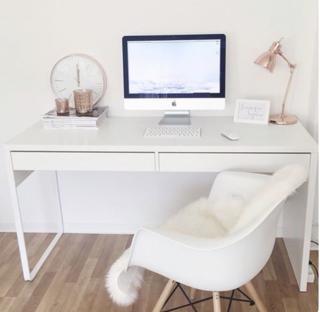 Парта со стулом на белом фоне