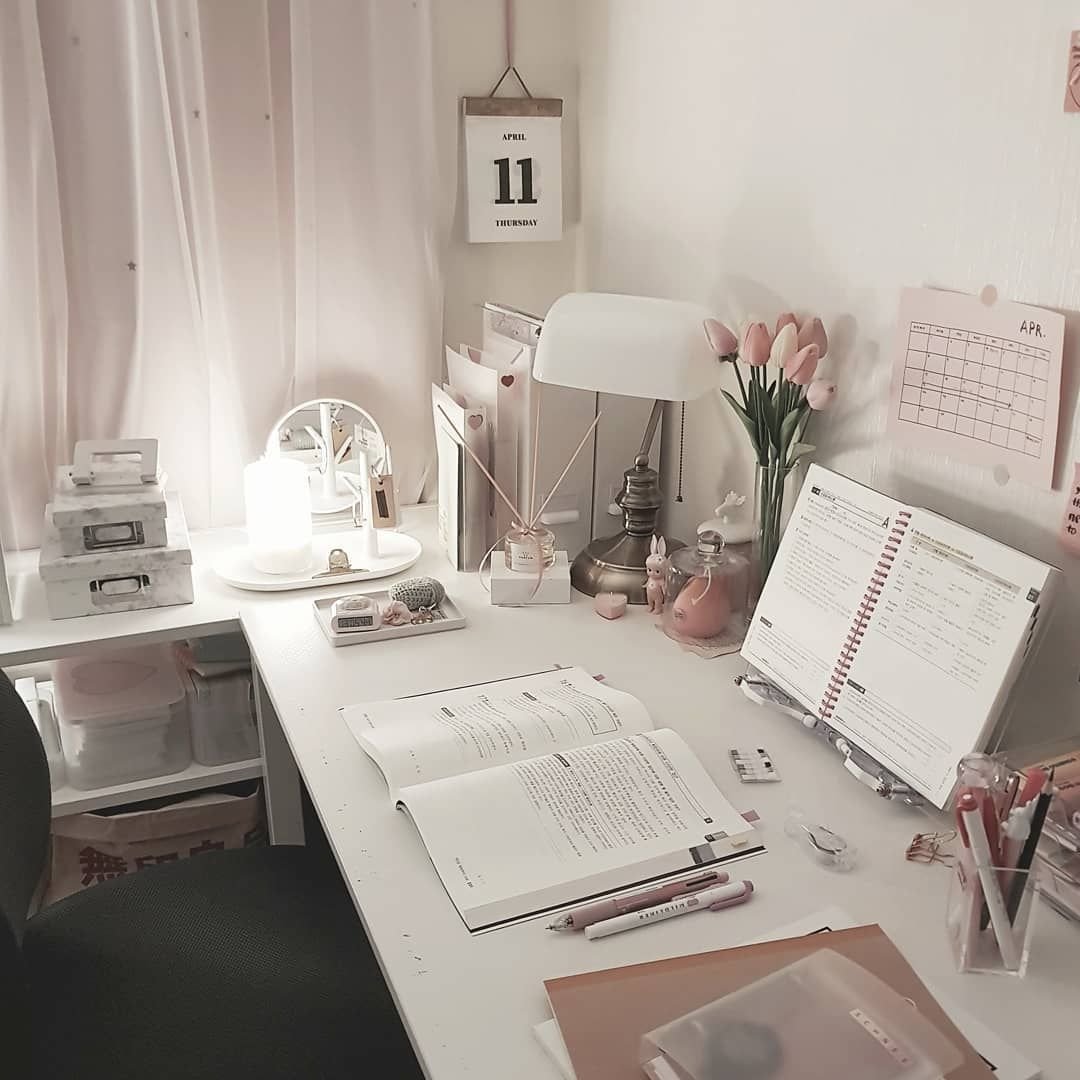 Нарисованная стол и полки