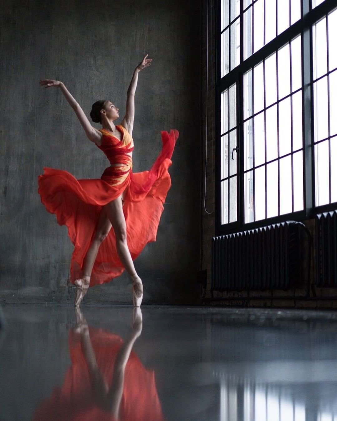 Люди танцуют красивые