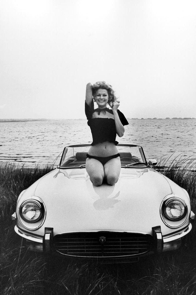 Винтажные автомобили и девушки