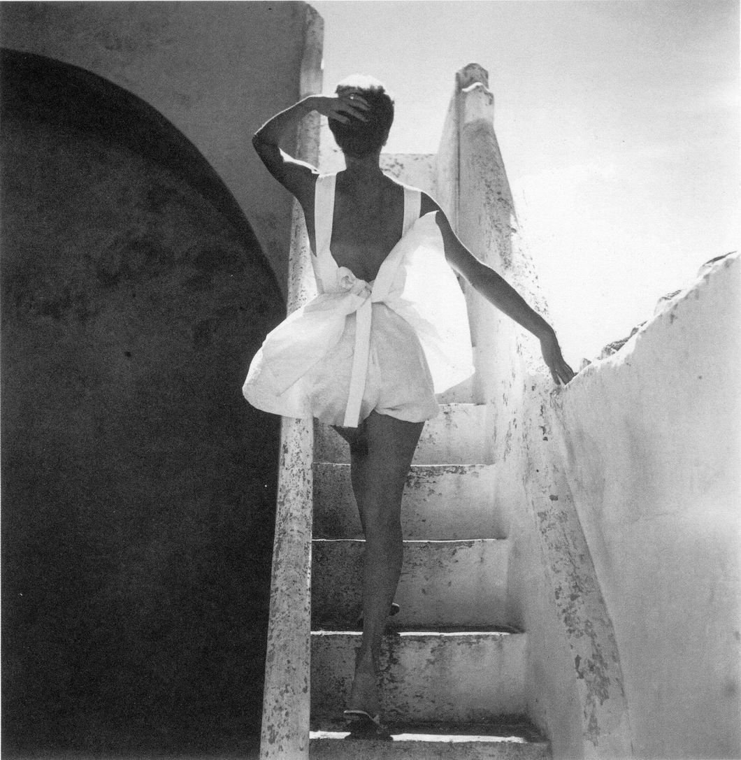 Женщина спиной ретро