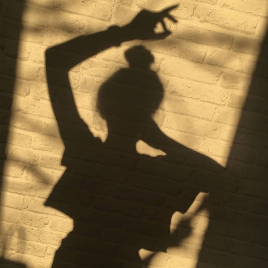 Тень женщины на стене