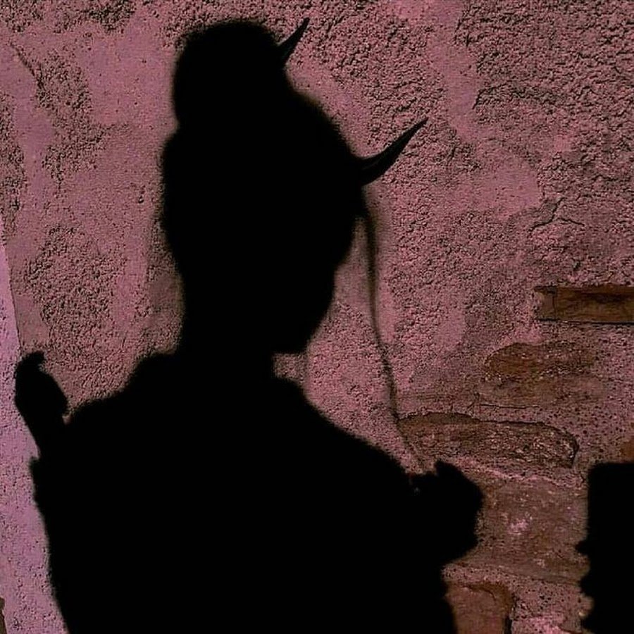 Тень девушки с рогами