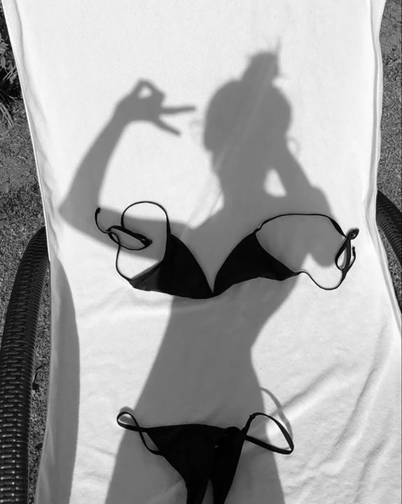 Тень в купальнике