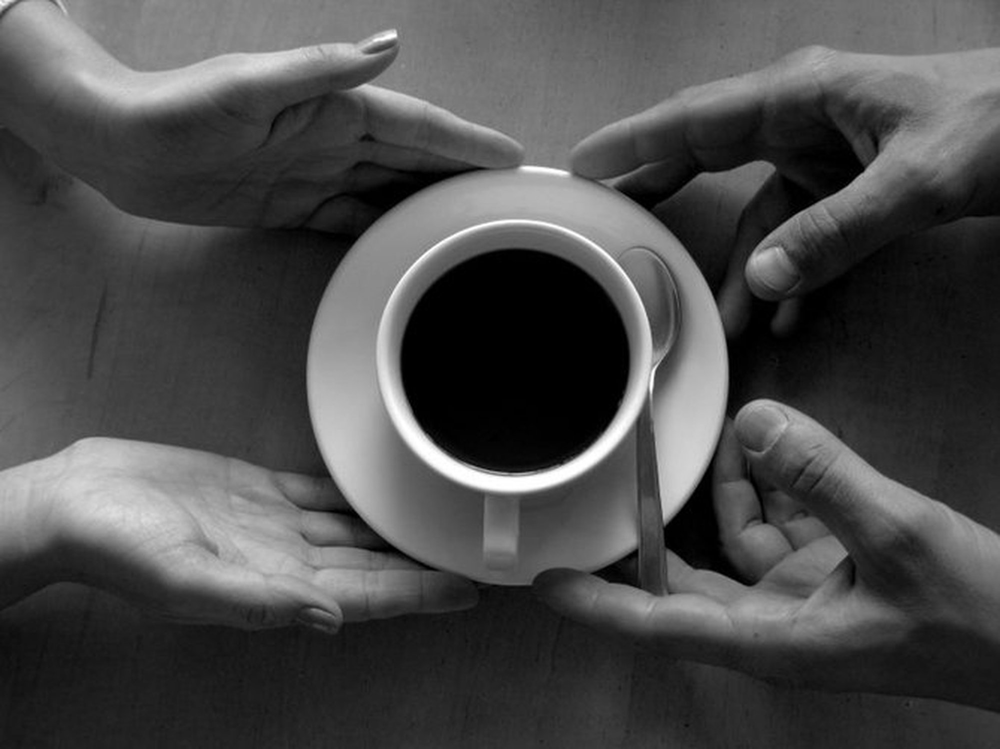 Кофе вдвоем песня. Чашка кофе. Утренний кофе. Чашка кофе в мужских руках. Доброе утро черно белое.