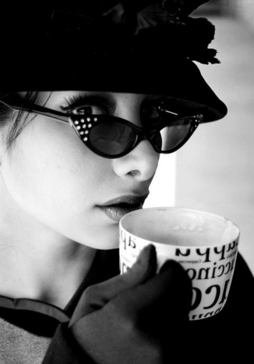 Девушка в очках с кофе