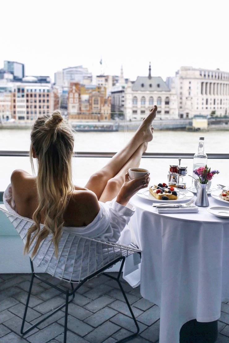 Утро девушка