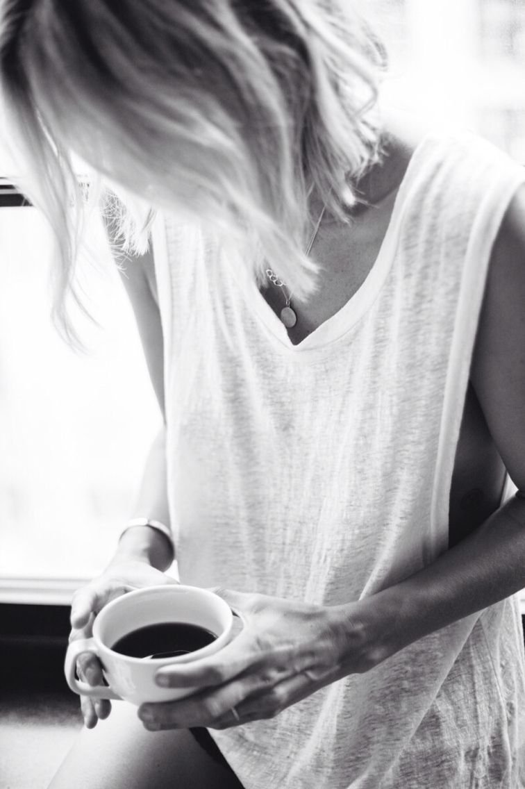 Блондинка с кофе