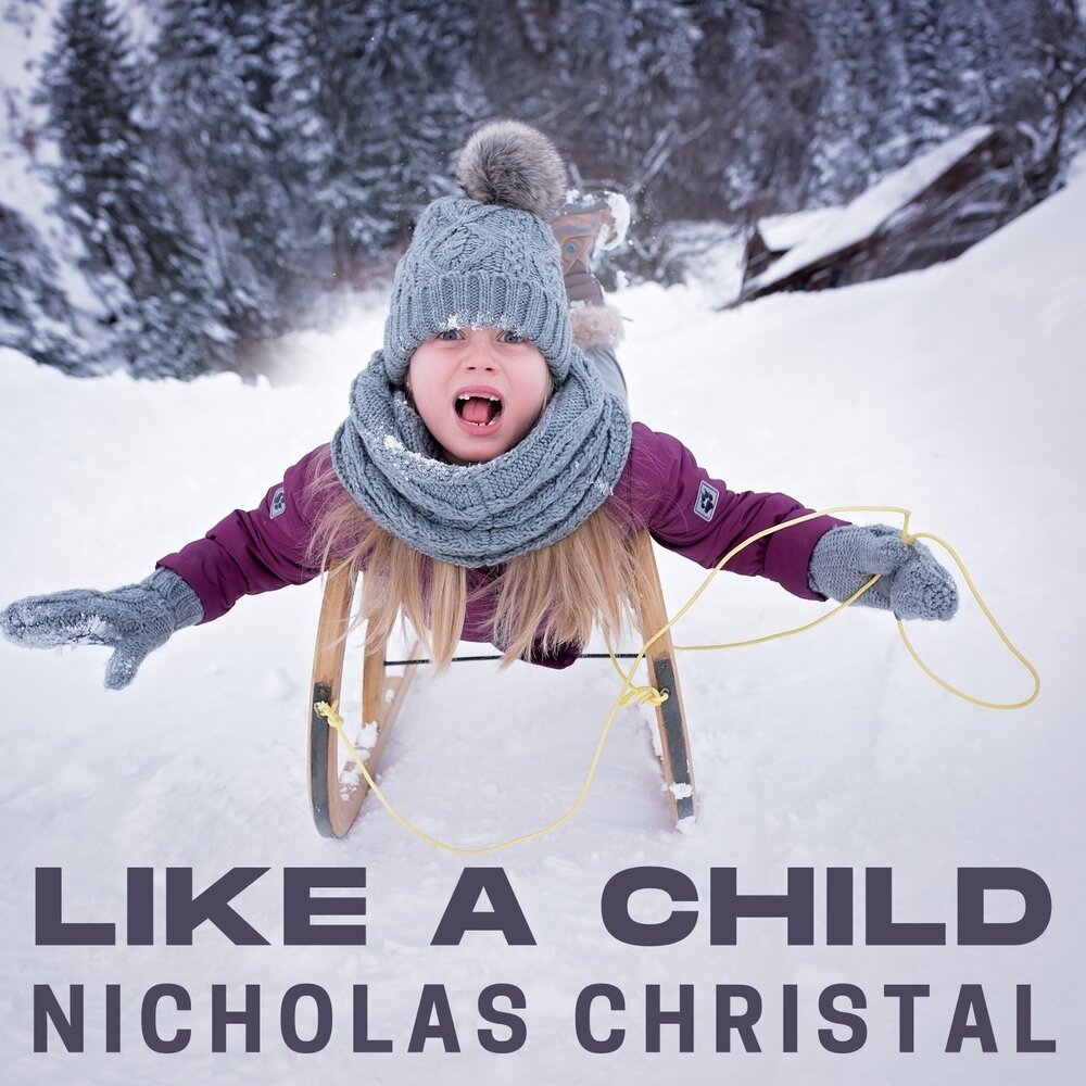 Девочка на саночках