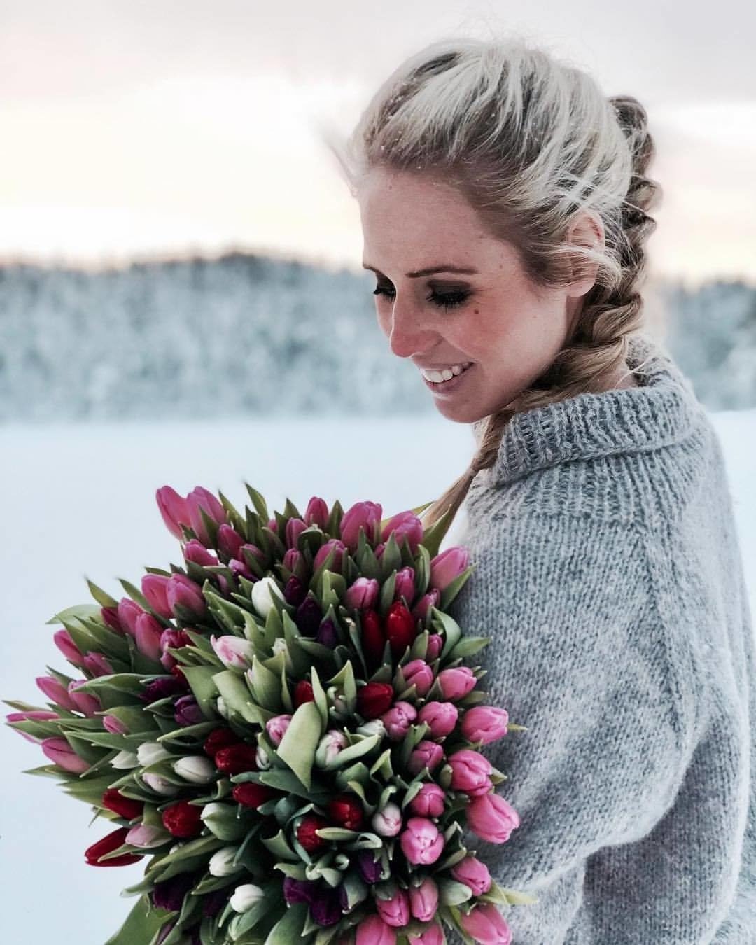 Букет тюльпанов на снегу