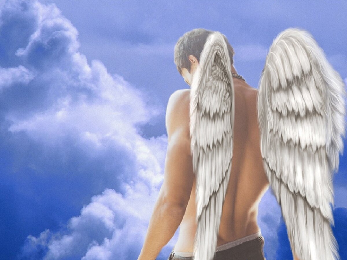 Мужчина с крыльями ангела