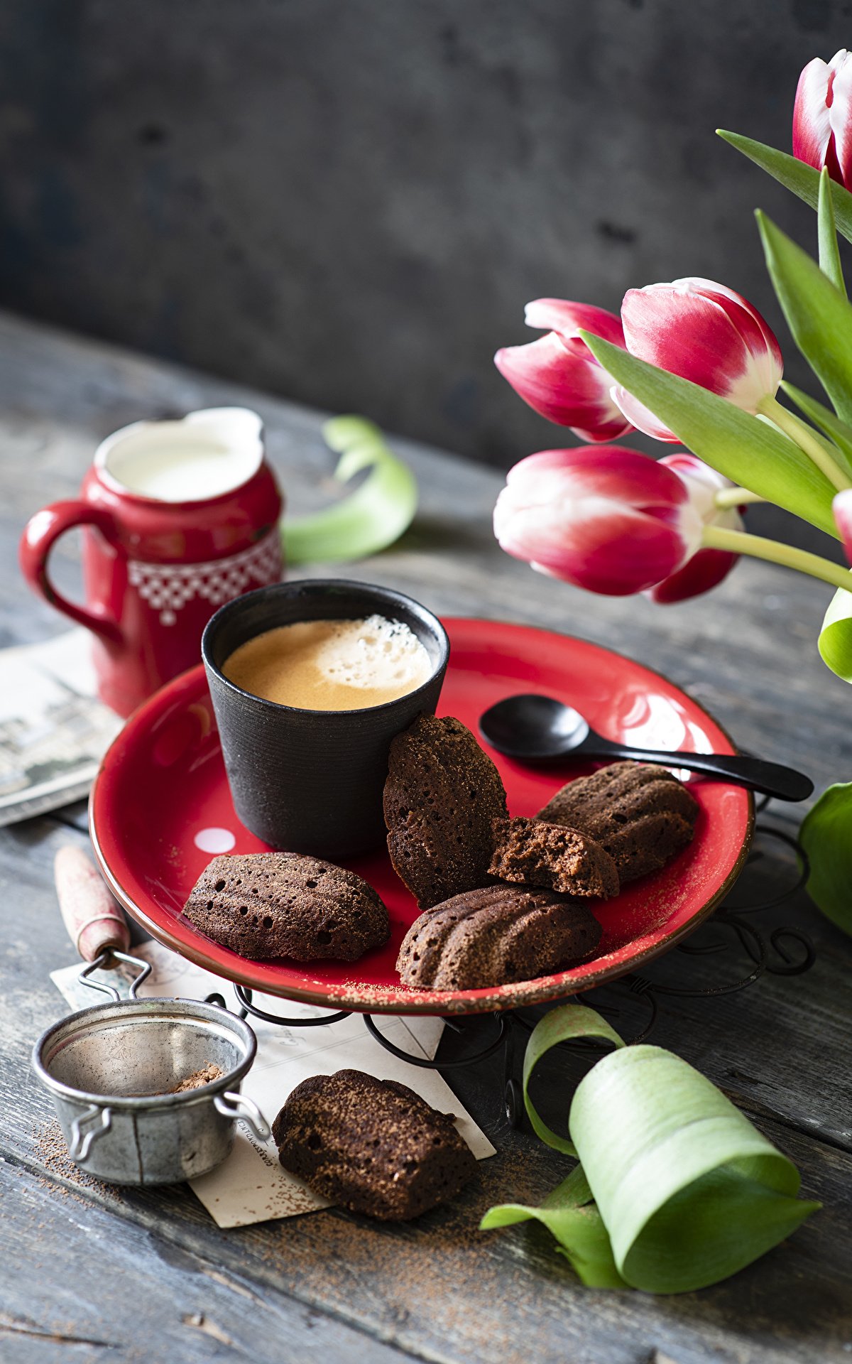 Тюльпаны и чашка кофе