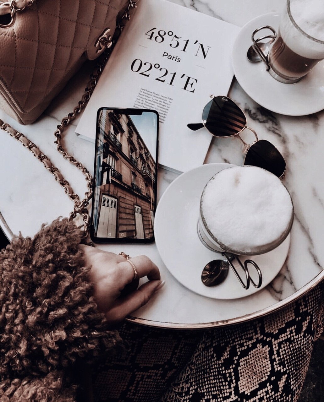 Рисованная девушка с сумками