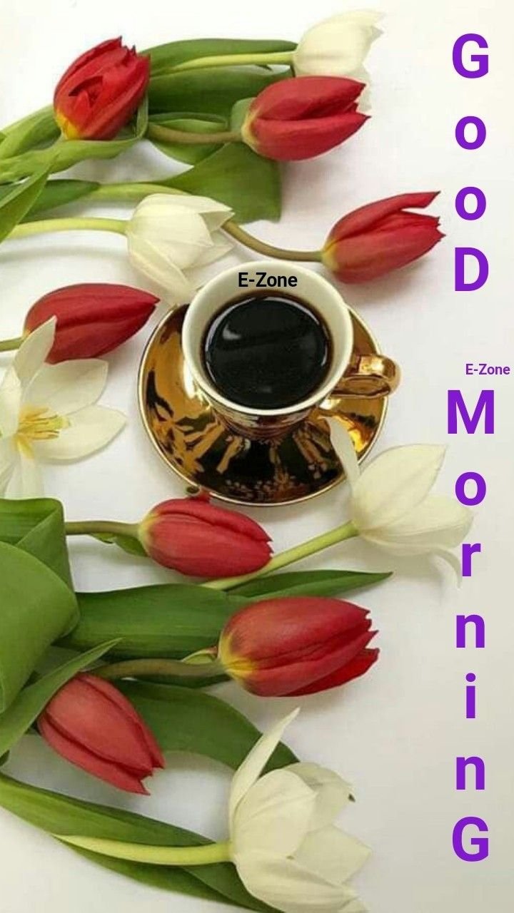 Тюльпаны кофе на столе