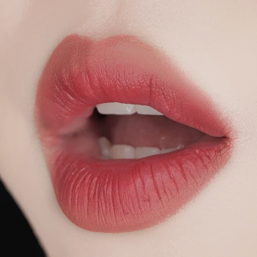 Губы без помады с языком