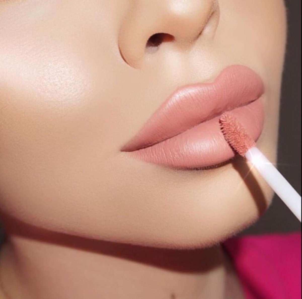 Пухлые губы с помадой