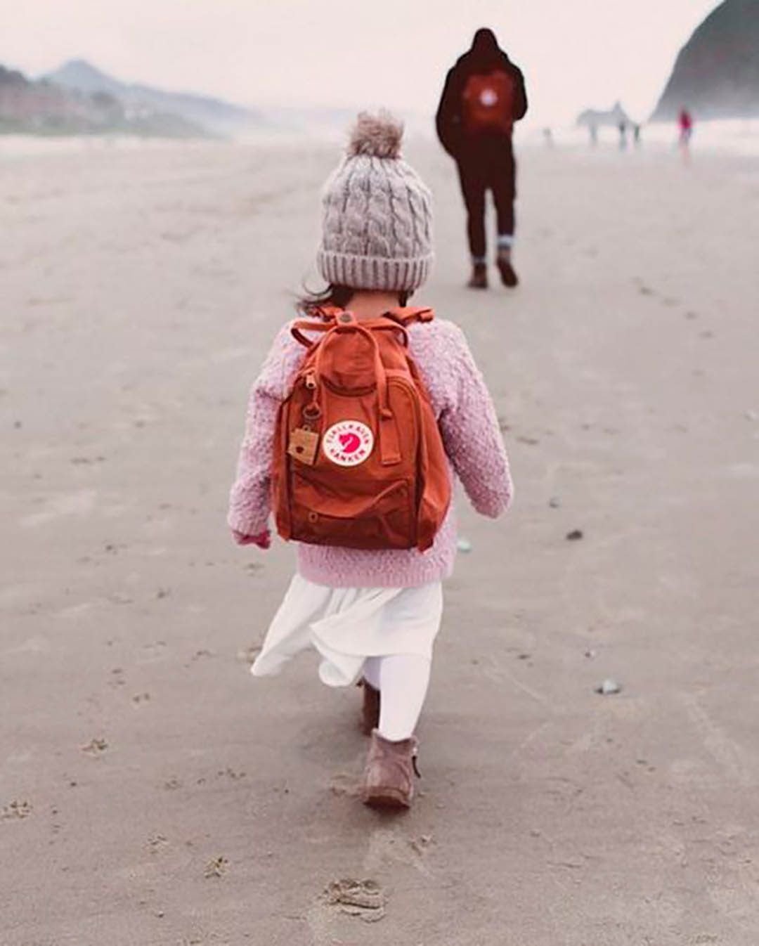 Парень подросток со спины