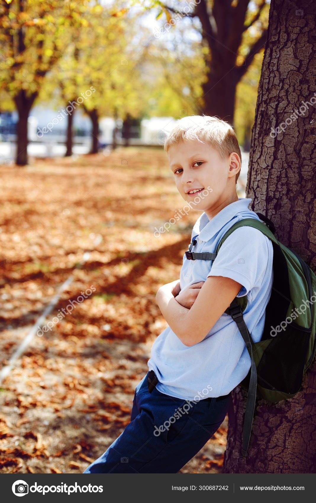 Мальчик с портфелем осень