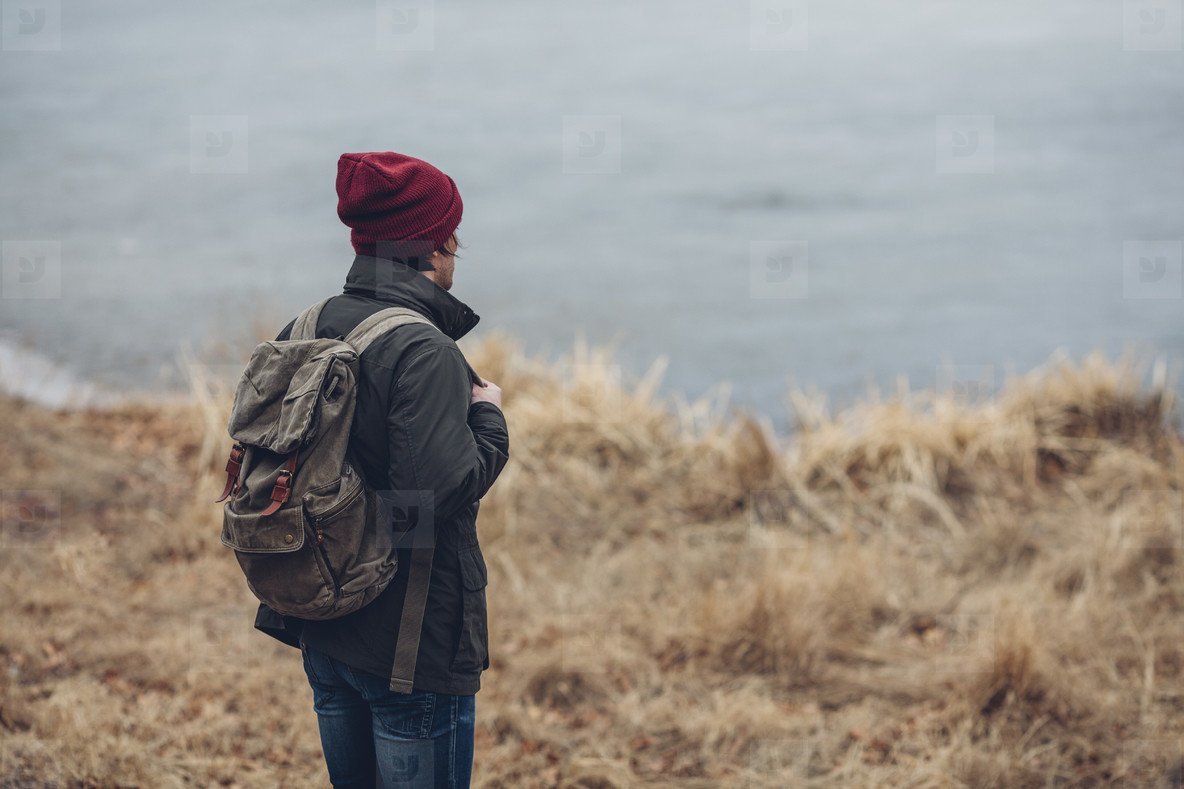 Парень с рюкзаком со спины