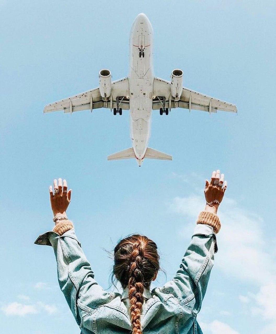 Девушка на фоне самолета