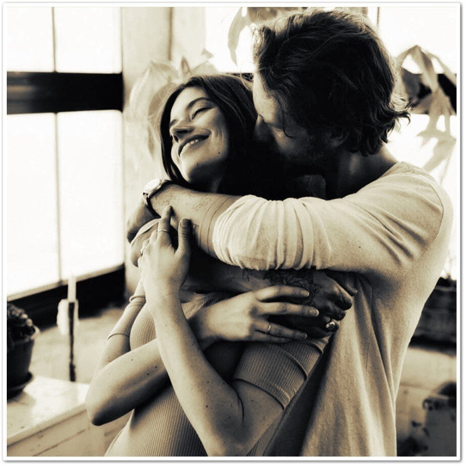 Обнимает девушку