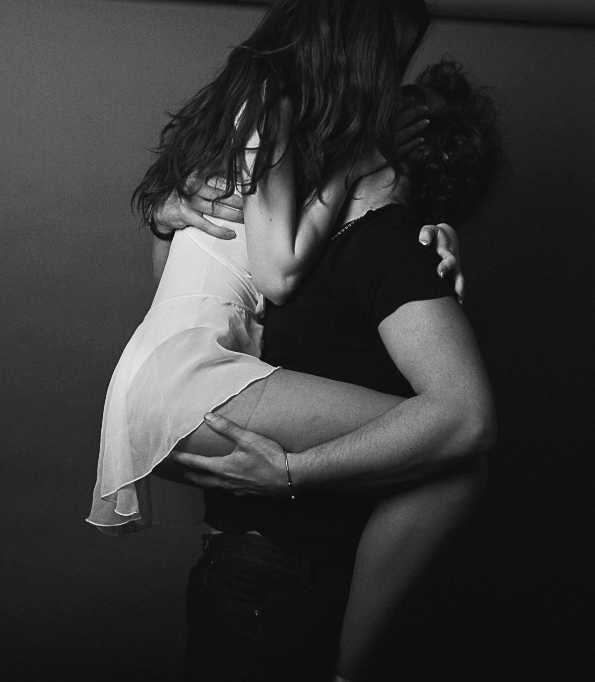 Обнимает девушку сзади