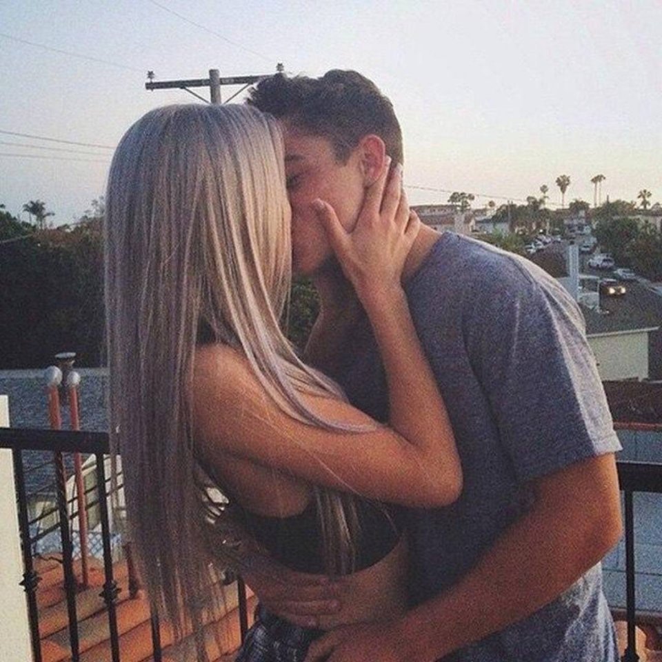 Девушка блондинка с парнем