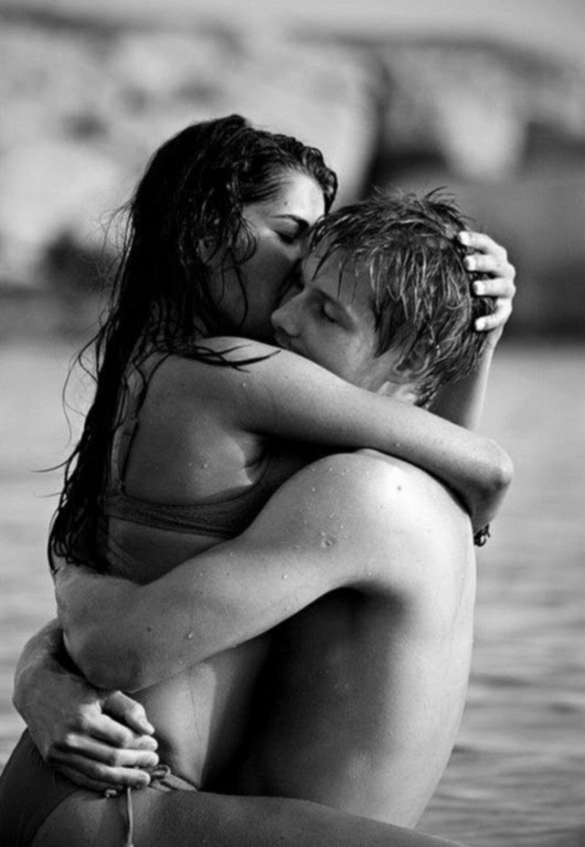 Страстные объятия влюбленных