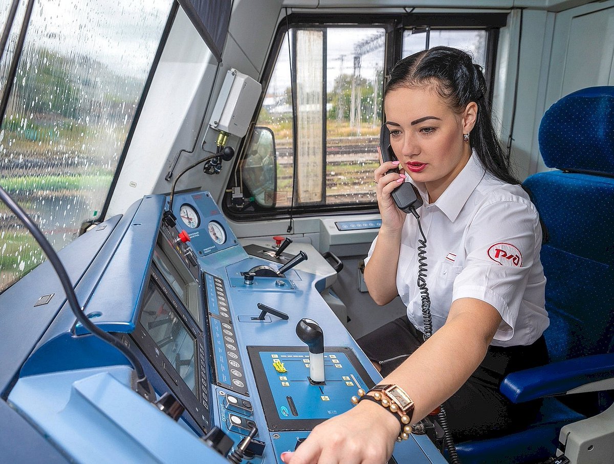 Девушка машинист электропоезда РЖД