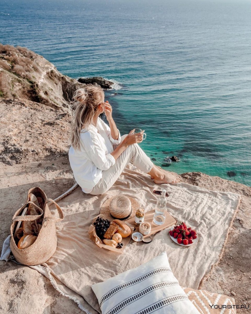 Девушка на берегу моря