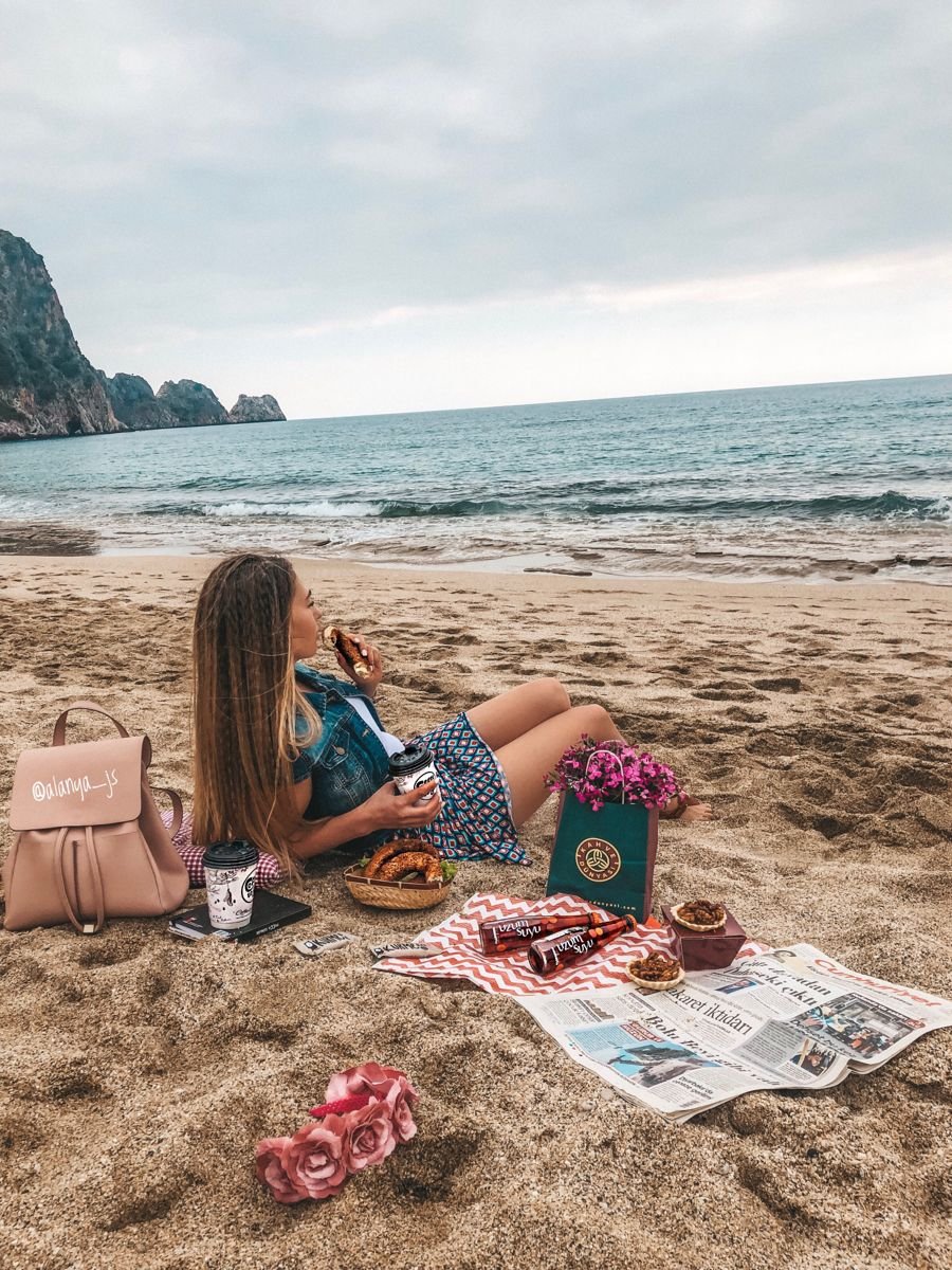 Девочка на берегу