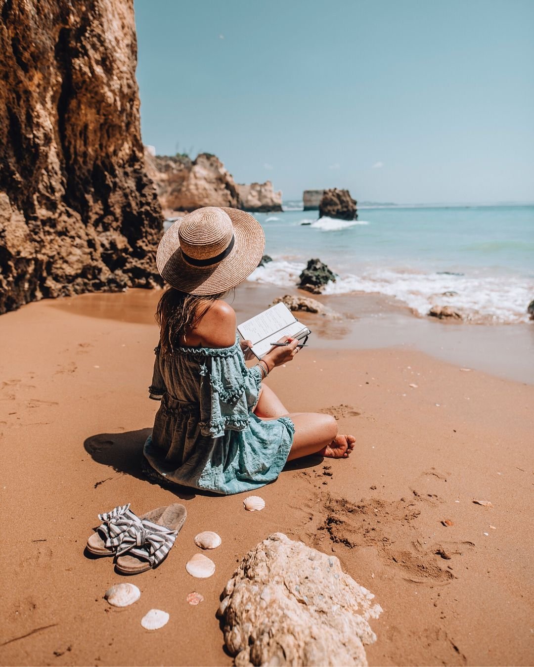 Человек на берегу моря рисунок