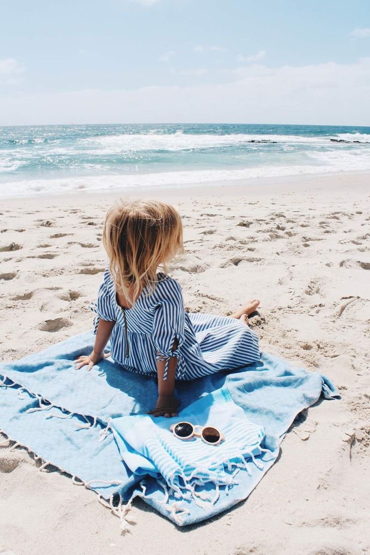 Девушка на берегу моря арт