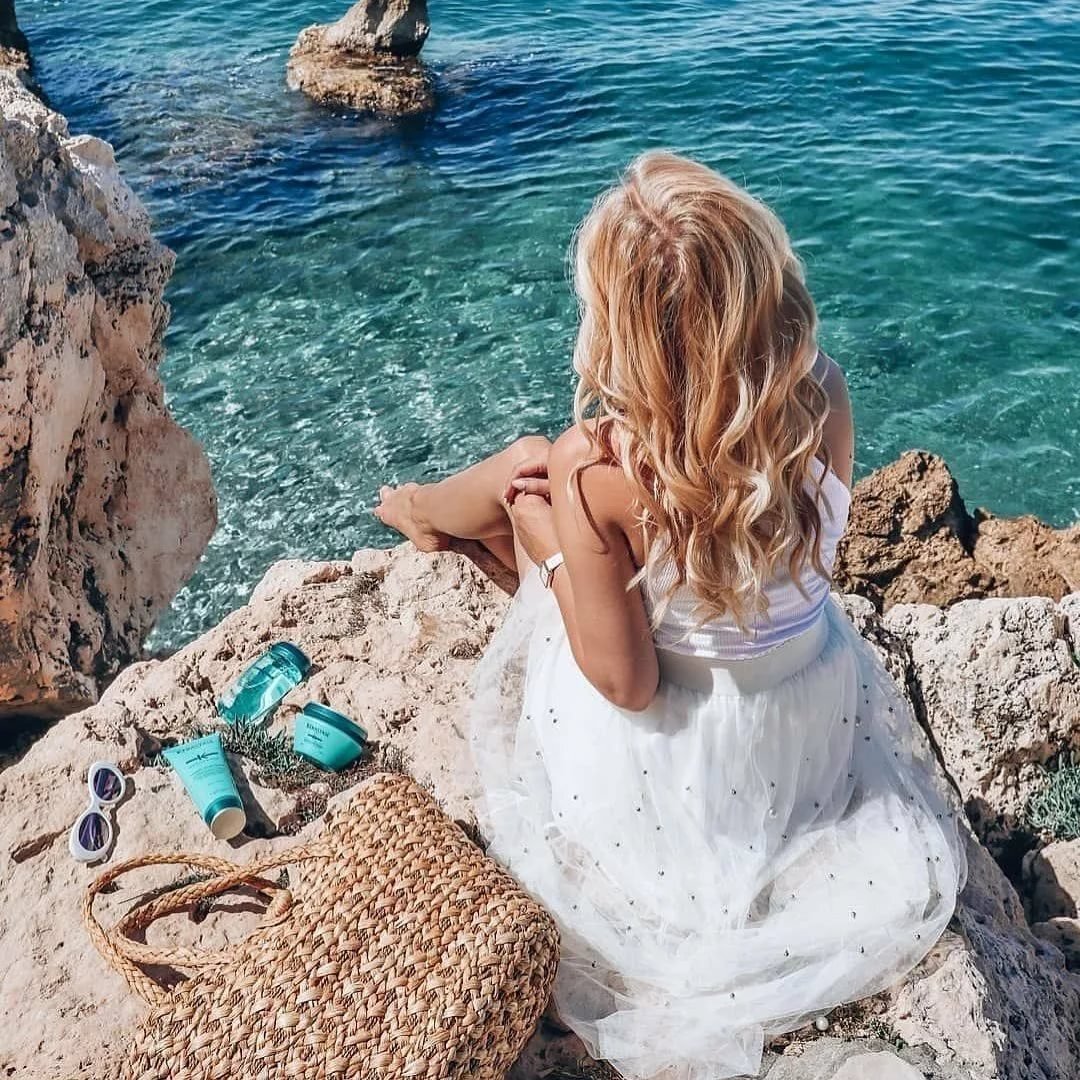 Девушка и море живопись