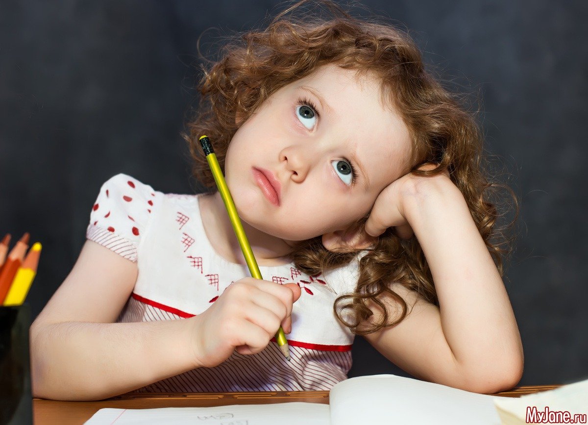 Девочка думает