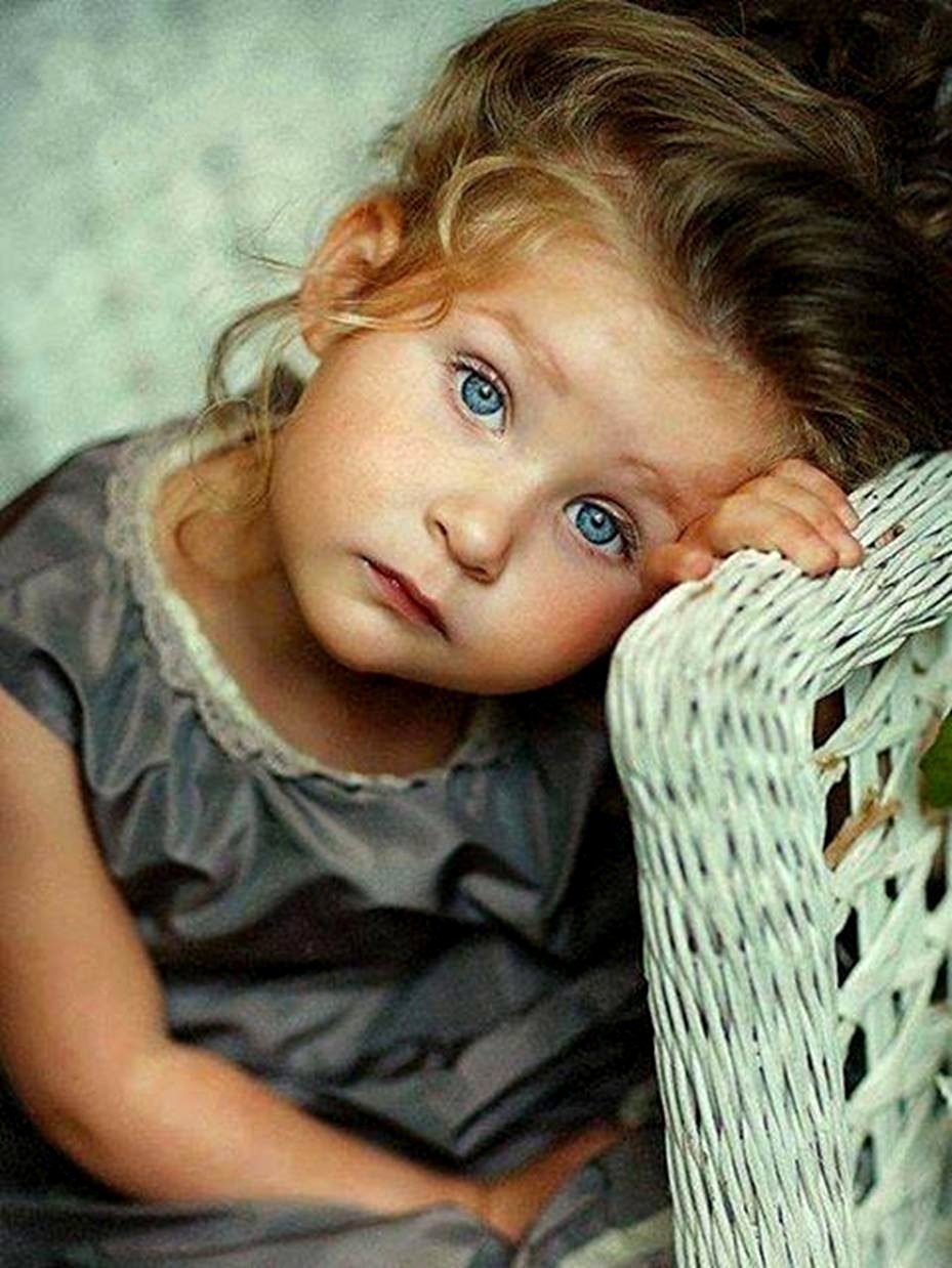 Задумчивая девочка