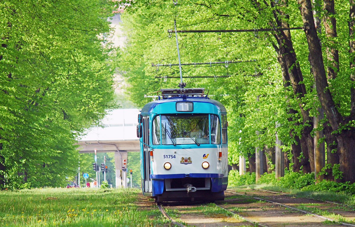 Поезд весной
