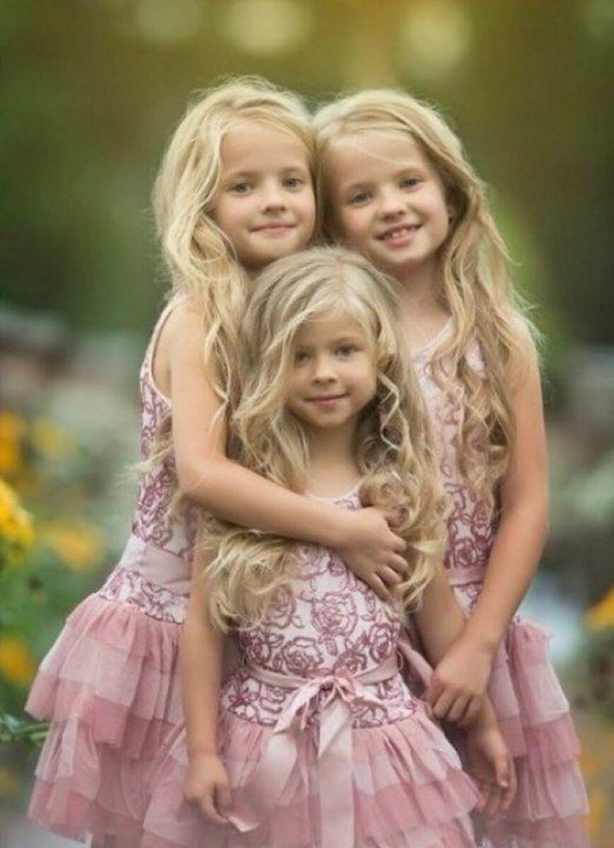 Близняшки темноволосые