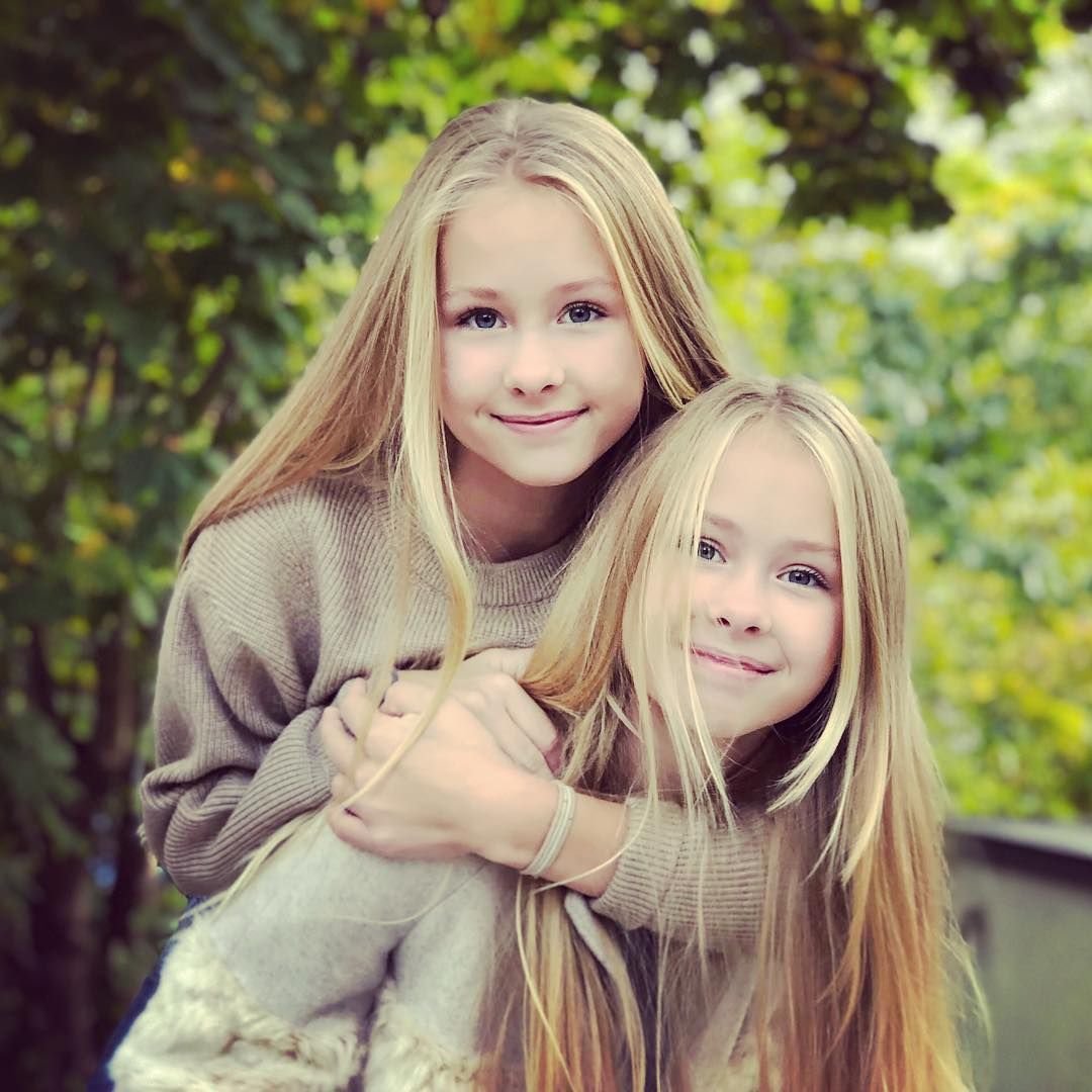 Блондинка и брюнетка красивые