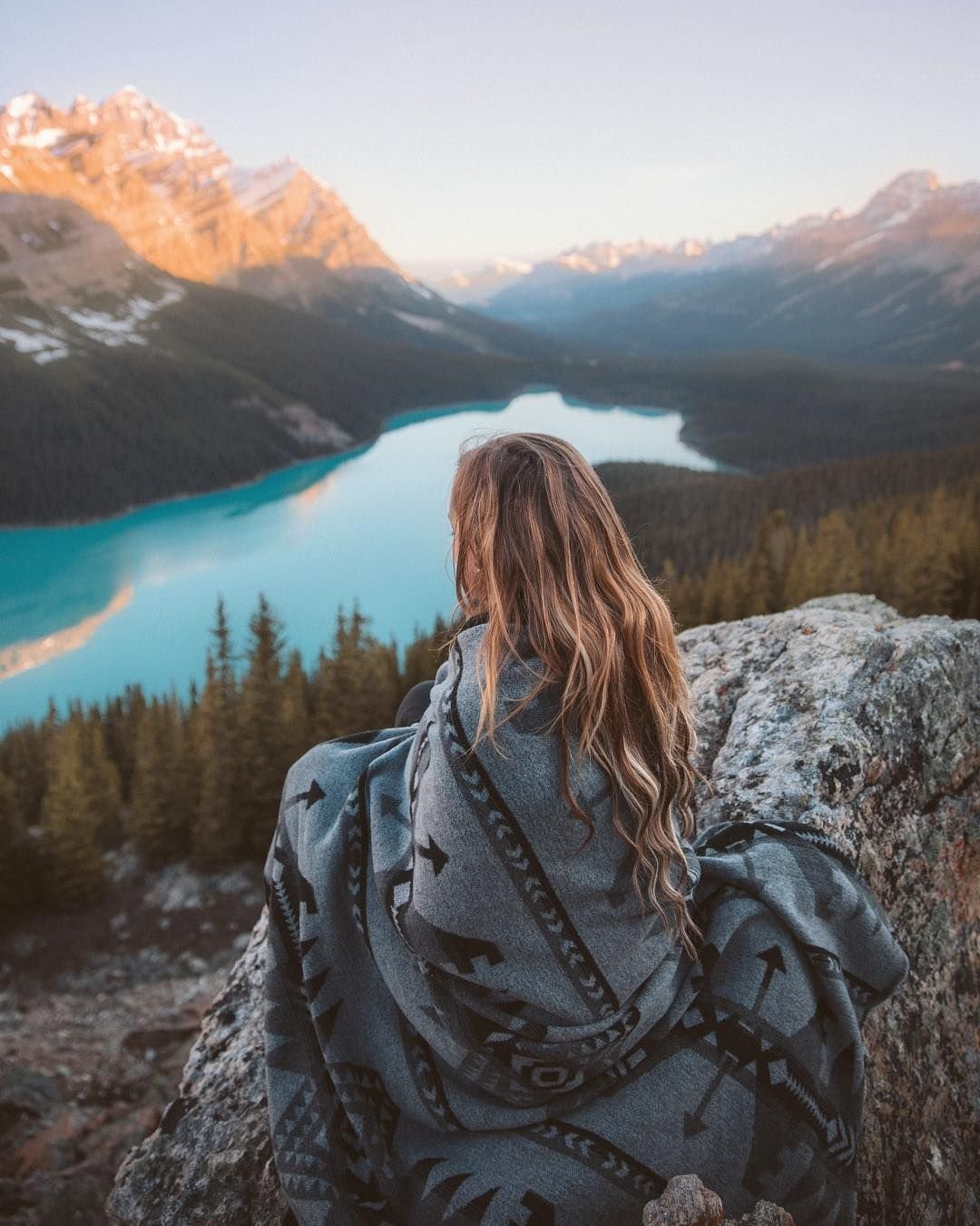 Красивая девушка в горах