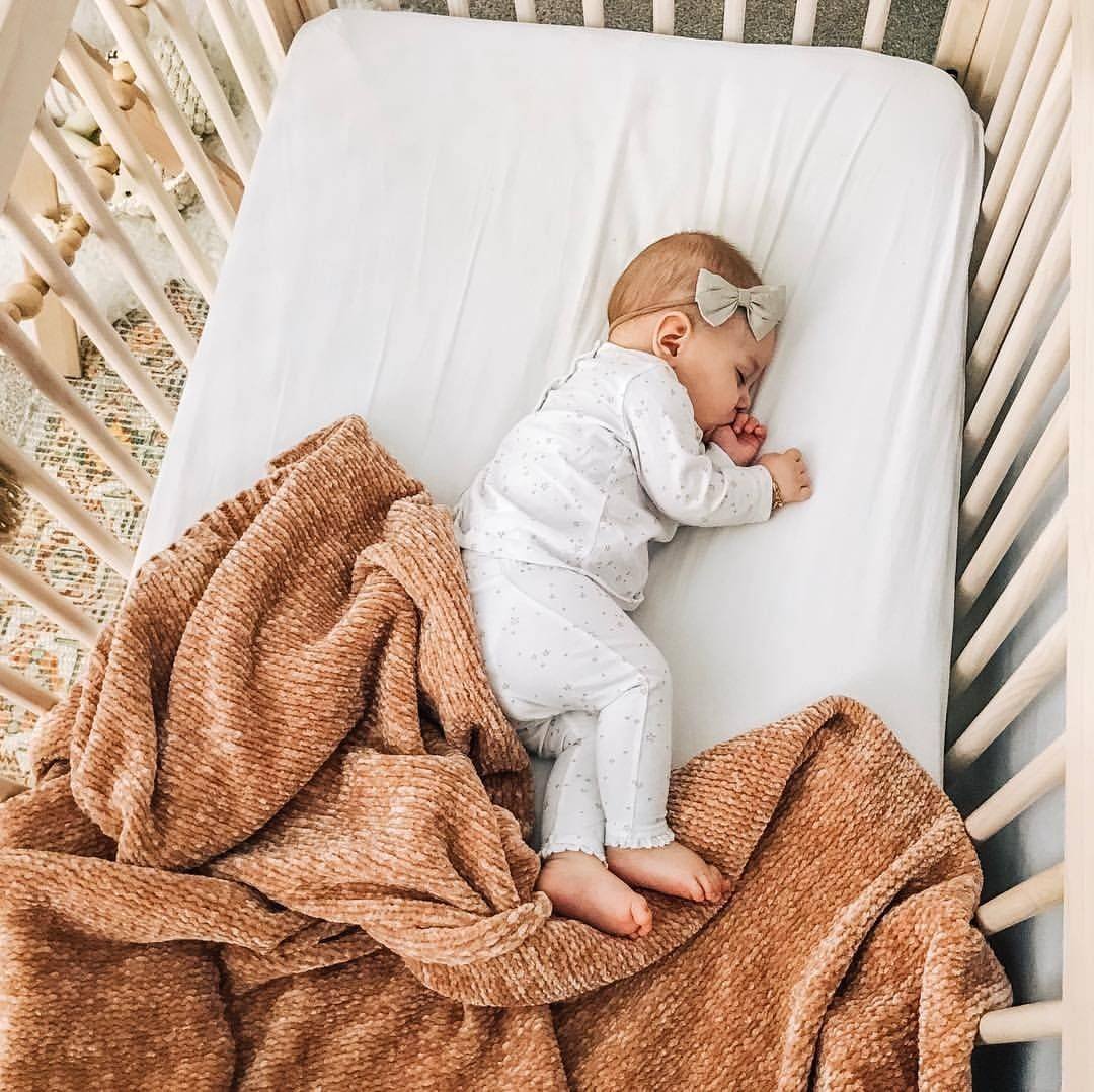 Младенец спит в кроватке